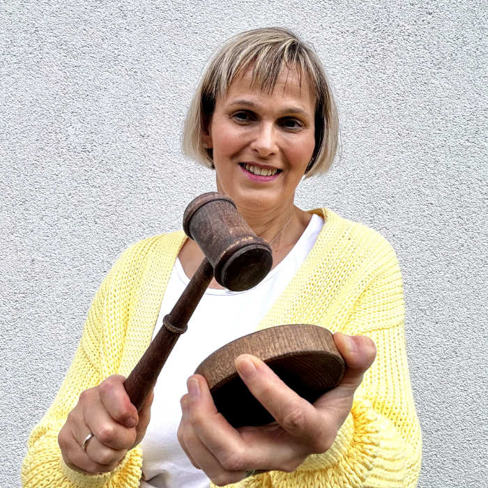 Das Foto einer Frau mit Richterhammer. Wenn wir unsere Mitmenschen be- und verurteilen nutzen wir unbewusst solch einen Richterhammer und fällen unser Urteil über ihn. Diese teils unbewussten Verurteilungen werden unter Punkt 5 des Arbeitsblattes Urteile über Deinen Nächsten offensichtlich. 