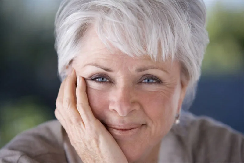 Das Foto zeigt Byron Katie, die Stifterin von The Work. Aus ihrer erwachten Perspektive ist für sie Trauma nichts anderes als ein Feststecken in nicht hinterfragten Gedanken.
