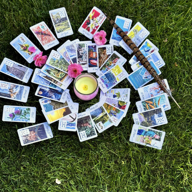 Bei BarbaraNobisCoaching gibt es nicht nur die Möglichkeit, das Große Blatt Lenormand kostenlos online zu ziehen. Wer es lieber handfest mag, kann mit den Lenormandkarten der Printversion des Strahlenlenormands arbeiten. Das Bild zeigt die 36 Karten des Strahlenlenormands auf einer Sommerwiese.