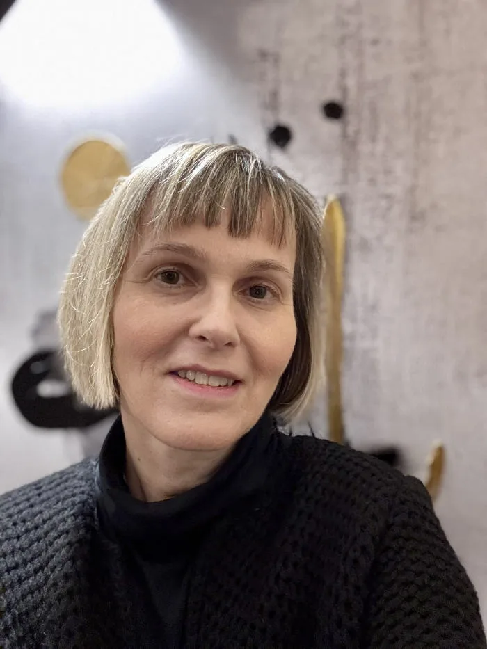 Das Foto zeigt Barbara Nobis, die dich auf deinem Weg der Persönlichkeitsentwicklung und Transformation mit Byron Katies Work, Lenormandkarten und Energiearbeit unterstützt.