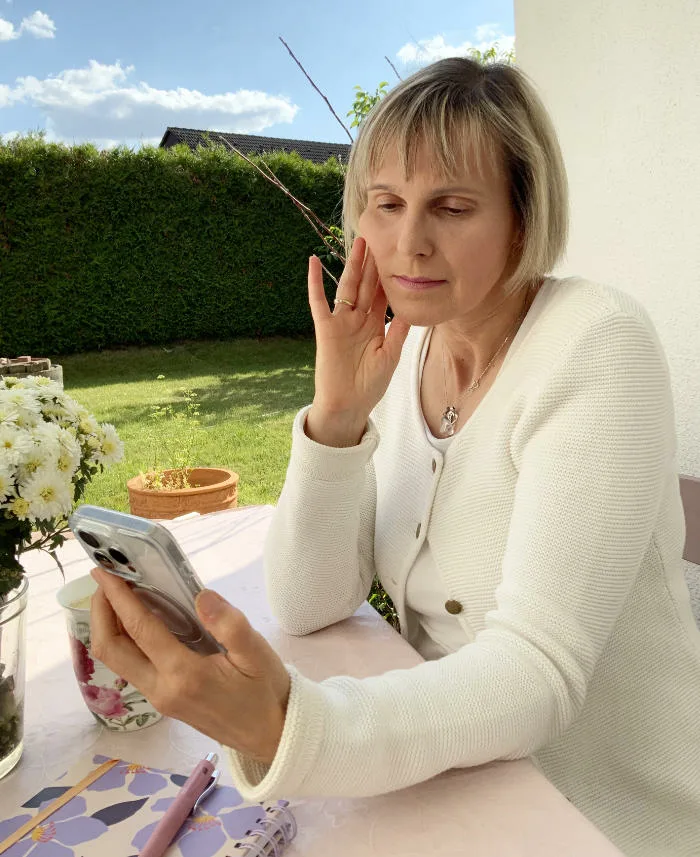 Barbara Nobis spricht in ihr Handy – Selbstversuch mit Byron Katies Work und KI als Coaching-Begleitung