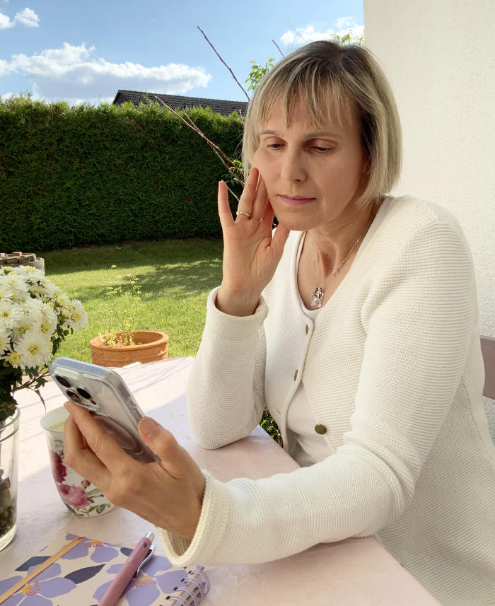 Barbara Nobis spricht in ihr Handy – Selbstversuch mit Byron Katies Work und KI als Coaching-Begleitung