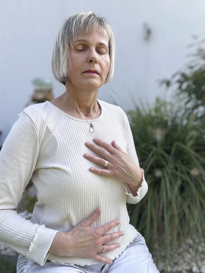 Das Foto zeigt Barbara Nobis bei der Meditation, die sie manchmal mit einer Atemtechnik einleitet, um den Geist zu beruhigen. 