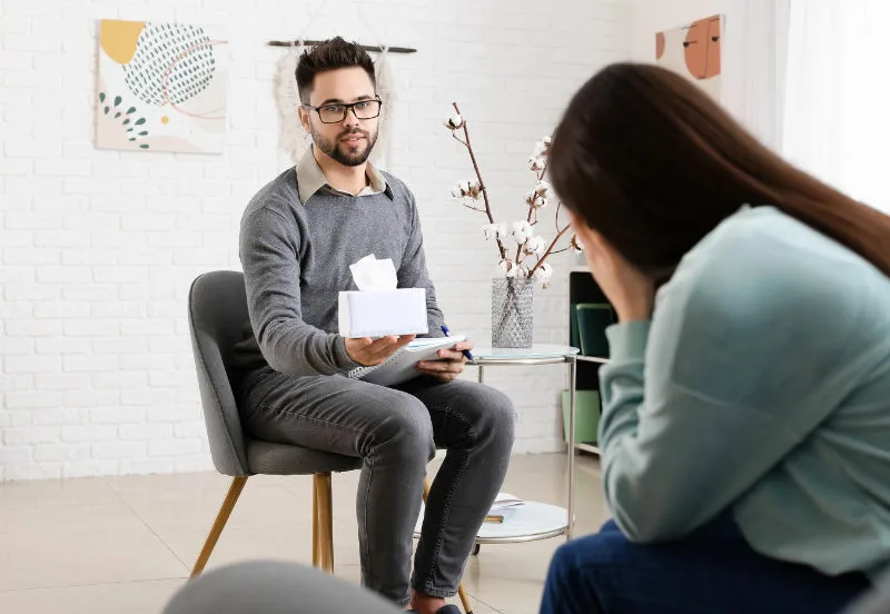 Ein Mensch als Begleitung in einer Sitzung mit Byron Katies Work erkennt emotionale Überforderung und ist nicht durch KI zu ersetzen. 