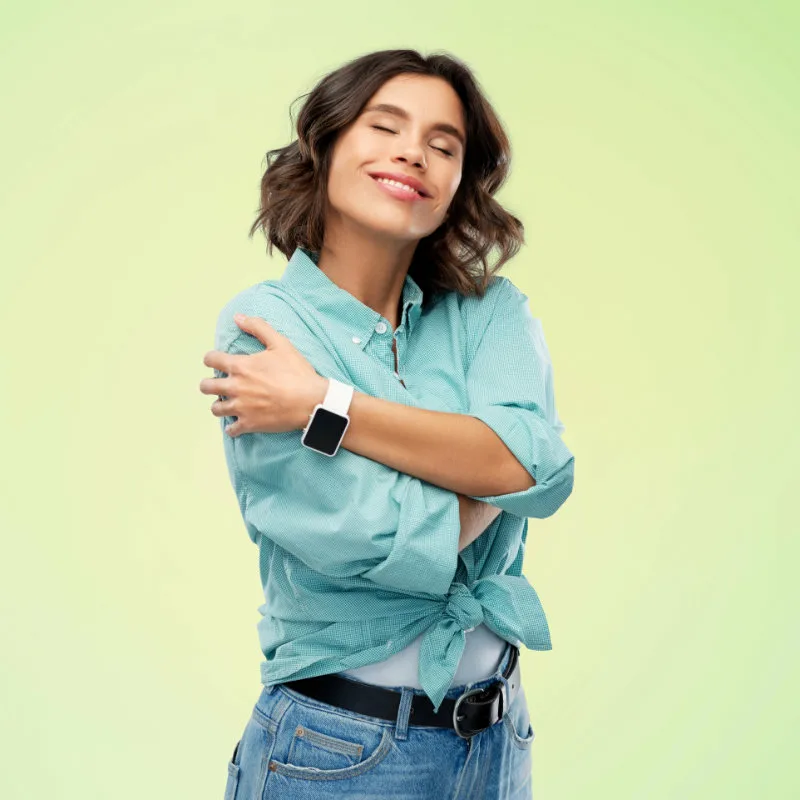 Beitragsbild: Frau umarmt sich selbst und übt Selbstliebe Meditation mit innerem Lächeln und Dankbarkeit für den eigenen Körper