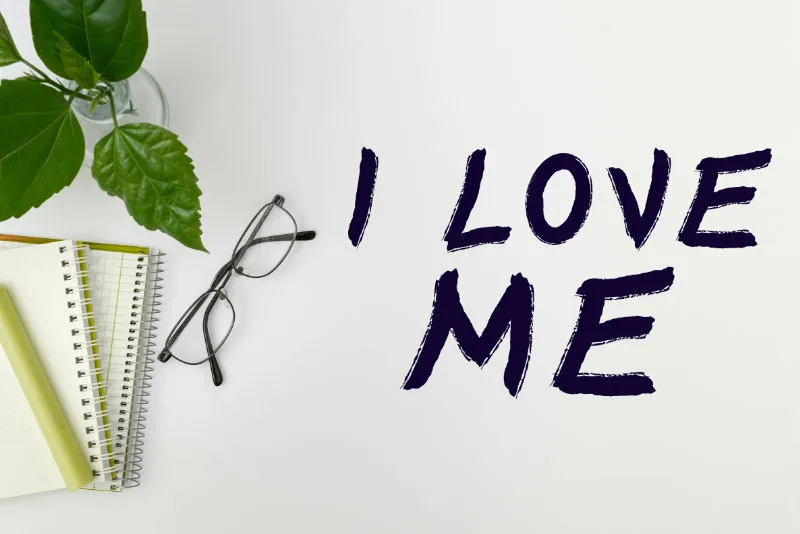 Der  Schriftzug I love me erinnert daran, Selbstliebe und Wertschätzung für sich selbst zu stärken. 