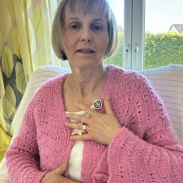 Barbara Nobis mit den Händen auf Herz und Bauch als Bild für Körperwahrnehmung, Präsenz und inneres Spüren.