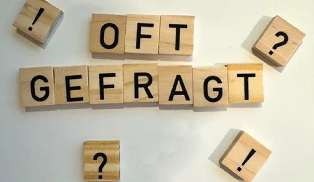 Holzwürfel zeigen die zwei Worte »oft gefragt« in der Rubrik FAQ